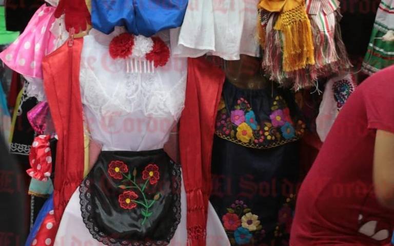Comerciantes inician la venta de ropa y artículos para fiestas patrias - El  Sol de Córdoba | Noticias Locales, Policiacas, sobre México, Veracruz y el  Mundo