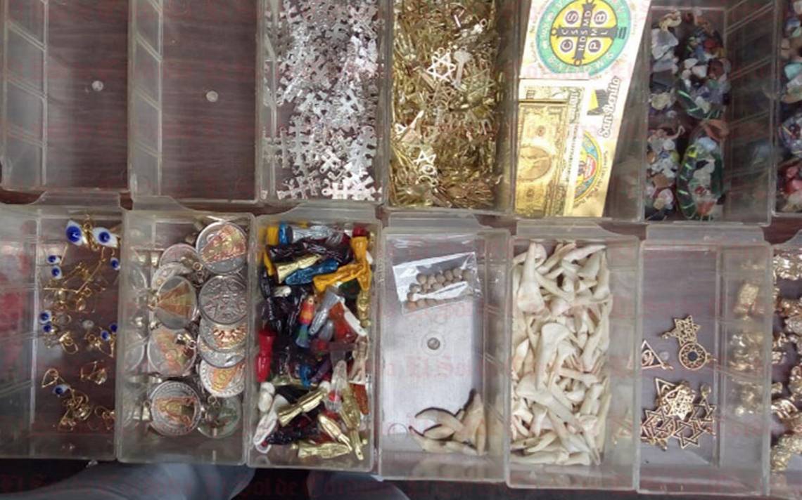 Mexicanos acostumbran comprar amuletos a final del año para iniciar el  siguiente con buena suerte, protección y abundancia