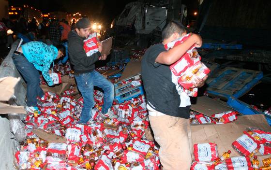 2 El robo de mercancia tras los accidentes aumentan en Veracruz